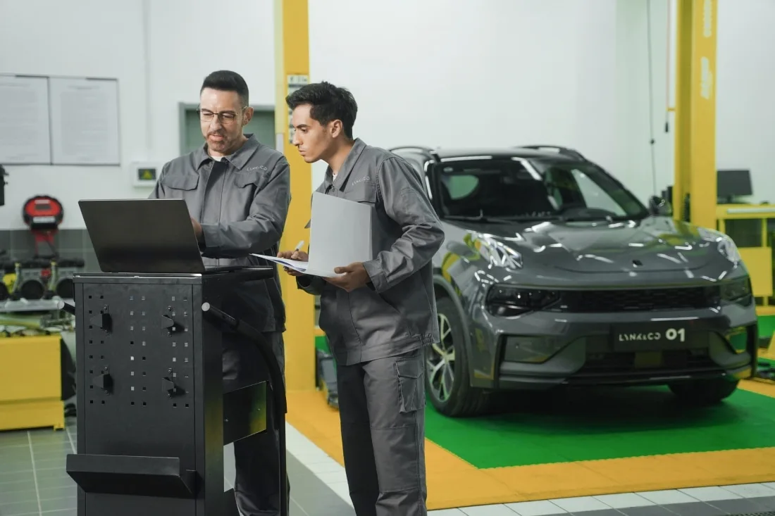 Especialistas trabajando en un Lynk & Co 01